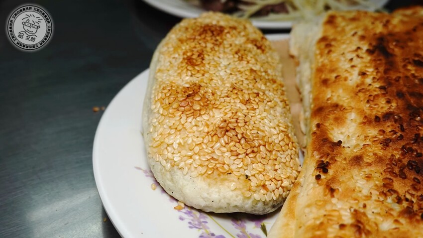 基隆市仁愛區【 基隆懶人包 】在地人推薦基隆車站附近必吃的5家店，不論是炭烤三角餅、大燒賣、一口吃發財蛋、古早味乾