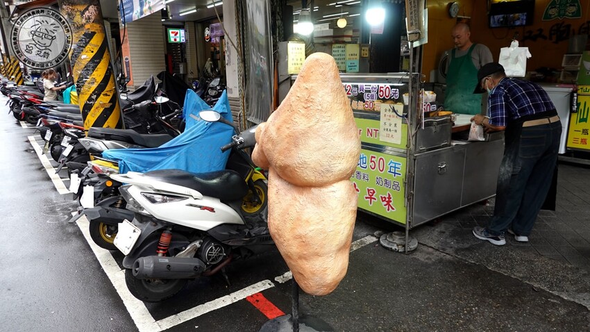 基隆市仁愛區【 基隆懶人包 】在地人推薦基隆車站附近必吃的5家店，不論是炭烤三角餅、大燒賣、一口吃發財蛋、古早味乾