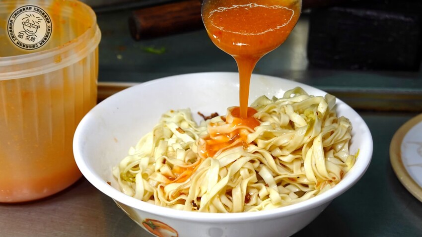 基隆市仁愛區【 基隆懶人包 】在地人推薦基隆車站附近必吃的5家店，不論是炭烤三角餅、大燒賣、一口吃發財蛋、古早味乾