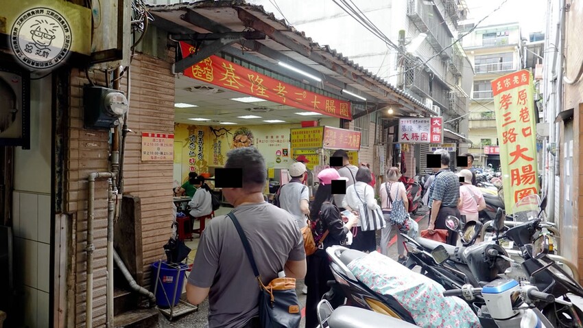 基隆市仁愛區【 基隆懶人包 】在地人推薦基隆車站附近必吃的5家店，不論是炭烤三角餅、大燒賣、一口吃發財蛋、古早味乾