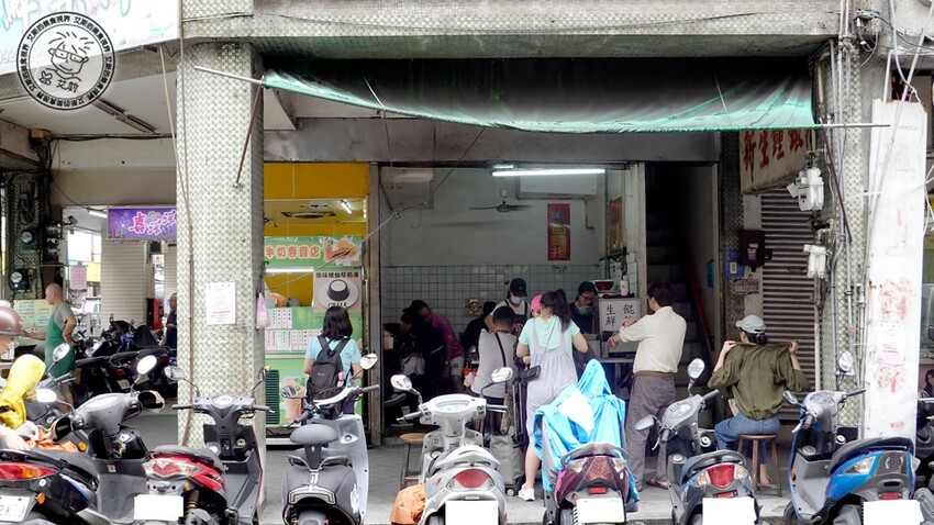 基隆市仁愛區【 基隆懶人包 】在地人推薦基隆車站附近必吃的5家店，不論是炭烤三角餅、大燒賣、一口吃發財蛋、古早味乾