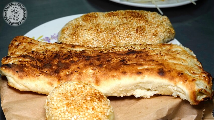 基隆市仁愛區【 基隆懶人包 】在地人推薦基隆車站附近必吃的5家店，不論是炭烤三角餅、大燒賣、一口吃發財蛋、古早味乾