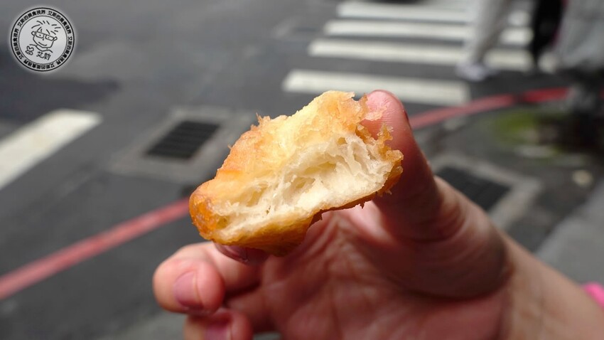 基隆市仁愛區【 基隆懶人包 】在地人推薦基隆車站附近必吃的5家店，不論是炭烤三角餅、大燒賣、一口吃發財蛋、古早味乾