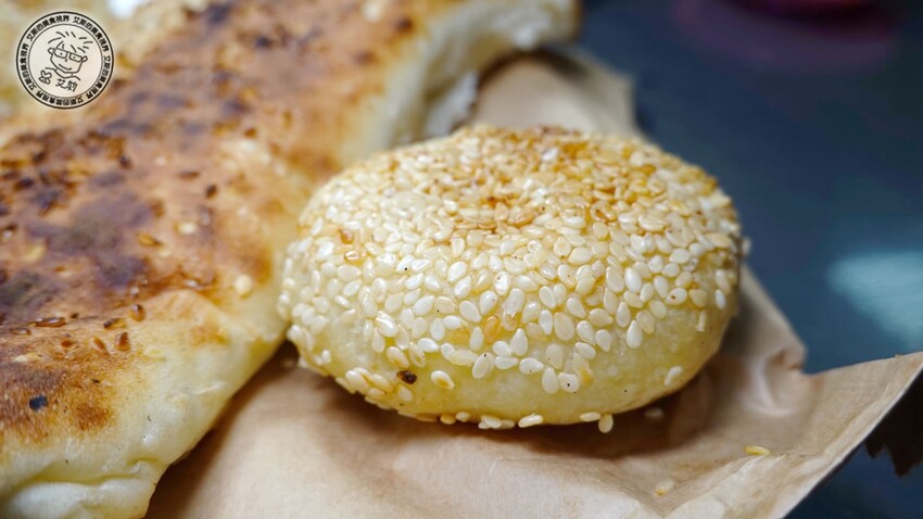 基隆市仁愛區【 基隆懶人包 】在地人推薦基隆車站附近必吃的5家店，不論是炭烤三角餅、大燒賣、一口吃發財蛋、古早味乾