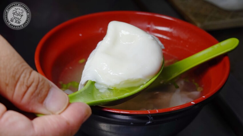 基隆市仁愛區【 基隆懶人包 】在地人推薦基隆車站附近必吃的5家店，不論是炭烤三角餅、大燒賣、一口吃發財蛋、古早味乾