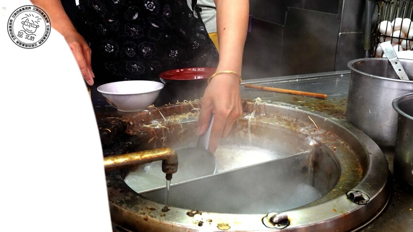 基隆市仁愛區【 基隆懶人包 】在地人推薦基隆車站附近必吃的5家店，不論是炭烤三角餅、大燒賣、一口吃發財蛋、古早味乾