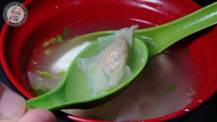 基隆市仁愛區【 基隆懶人包 】在地人推薦基隆車站附近必吃的5家店，不論是炭烤三角餅、大燒賣、一口吃發財蛋、古早味乾