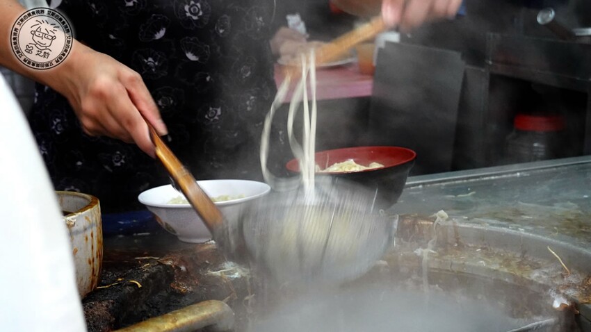 基隆市仁愛區【 基隆懶人包 】在地人推薦基隆車站附近必吃的5家店，不論是炭烤三角餅、大燒賣、一口吃發財蛋、古早味乾