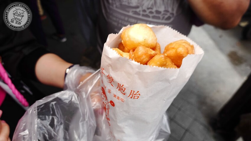 基隆市仁愛區【 基隆懶人包 】在地人推薦基隆車站附近必吃的5家店，不論是炭烤三角餅、大燒賣、一口吃發財蛋、古早味乾