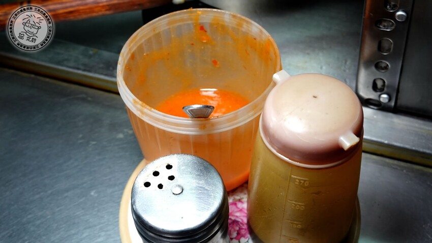 基隆市仁愛區【 基隆懶人包 】在地人推薦基隆車站附近必吃的5家店，不論是炭烤三角餅、大燒賣、一口吃發財蛋、古早味乾