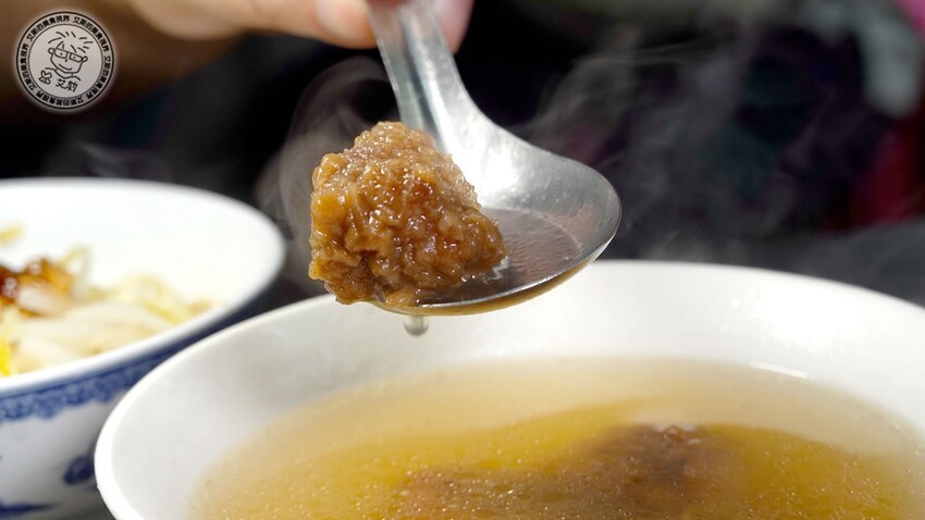 基隆市仁愛區【 基隆懶人包 】在地人推薦基隆車站附近必吃的5家店，不論是炭烤三角餅、大燒賣、一口吃發財蛋、古早味乾