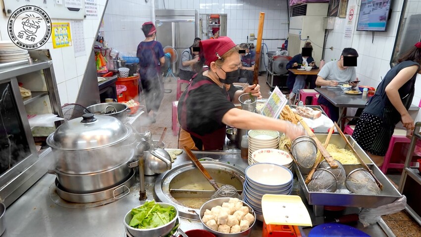 基隆市仁愛區【 基隆懶人包 】在地人推薦基隆車站附近必吃的5家店，不論是炭烤三角餅、大燒賣、一口吃發財蛋、古早味乾