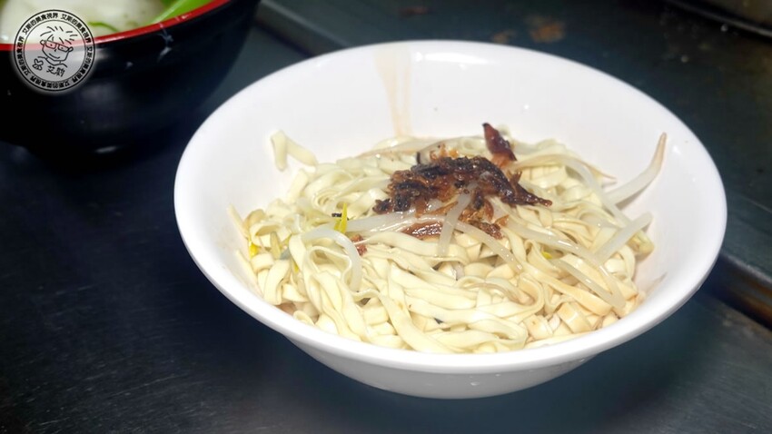 基隆市仁愛區【 基隆懶人包 】在地人推薦基隆車站附近必吃的5家店，不論是炭烤三角餅、大燒賣、一口吃發財蛋、古早味乾