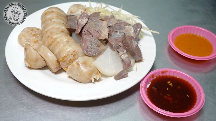 基隆市仁愛區【 基隆懶人包 】在地人推薦基隆車站附近必吃的5家店，不論是炭烤三角餅、大燒賣、一口吃發財蛋、古早味乾