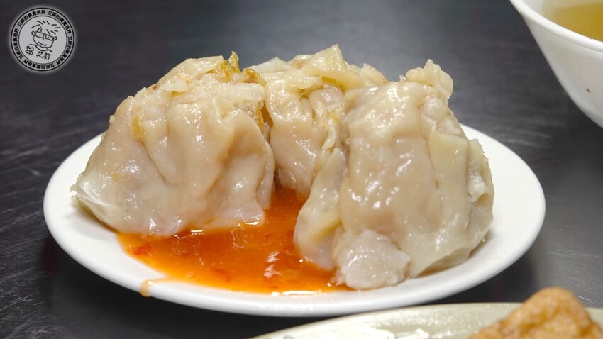 基隆市仁愛區【 基隆懶人包 】在地人推薦基隆車站附近必吃的5家店，不論是炭烤三角餅、大燒賣、一口吃發財蛋、古早味乾