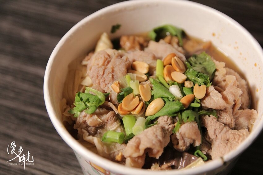 新北美食／新店八哥重慶酸辣粉－咕溜紅薯粉搭配渾厚湯頭，香、酸、燙、辣、麻一次滿足