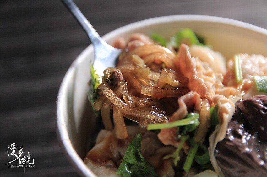 新北美食／新店八哥重慶酸辣粉－咕溜紅薯粉搭配渾厚湯頭，香、酸、燙、辣、麻一次滿足