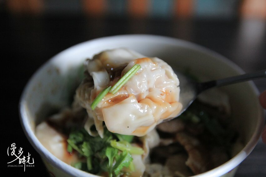 新北美食／新店八哥重慶酸辣粉－咕溜紅薯粉搭配渾厚湯頭，香、酸、燙、辣、麻一次滿足