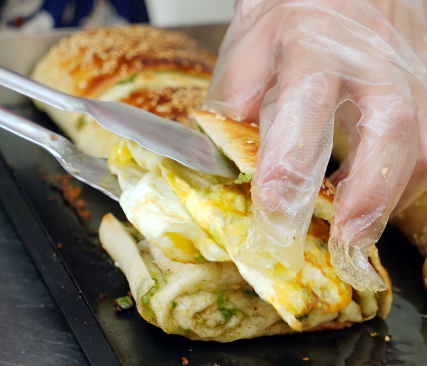 【桃園八德】永福西街中式早餐．胡椒餅、烤饅頭、蛋餅都好吃的巷弄美食!