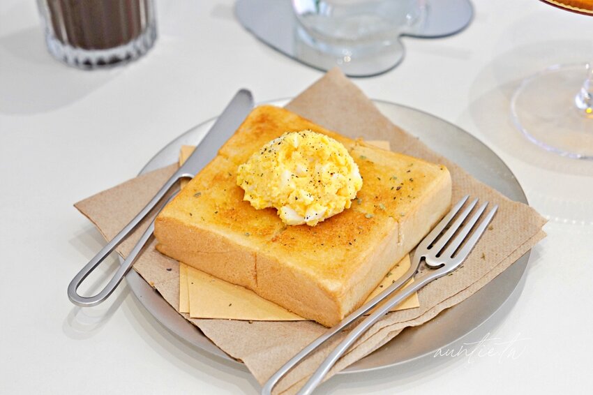 【台南】南區|WATCH OUT 小二,新開幕韓系咖啡廳,蛋沙拉三明治、焦糖布丁