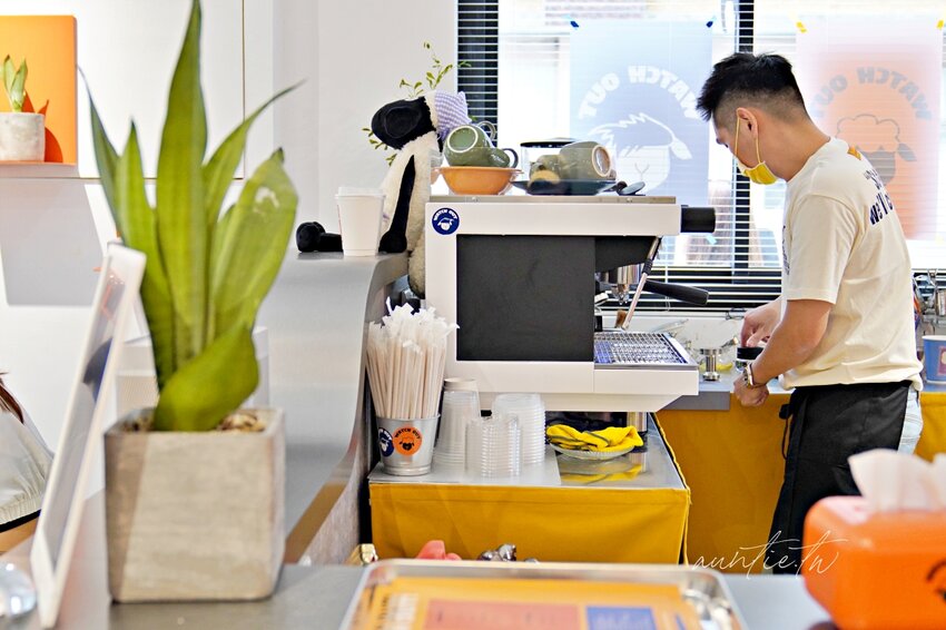 【台南】南區|WATCH OUT 小二,新開幕韓系咖啡廳,蛋沙拉三明治、焦糖布丁