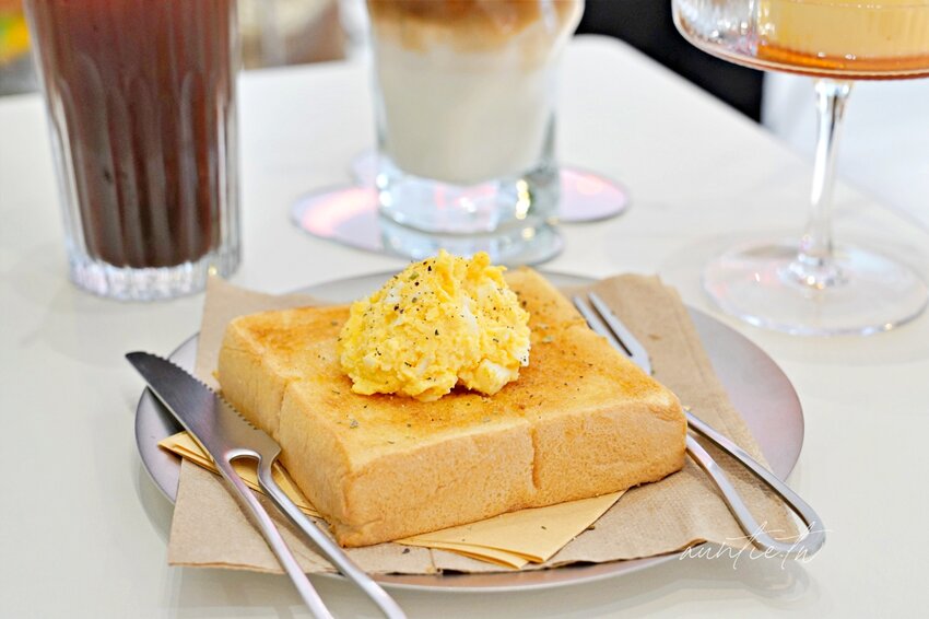 【台南】南區|WATCH OUT 小二,新開幕韓系咖啡廳,蛋沙拉三明治、焦糖布丁