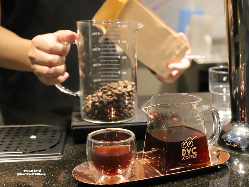 DYC.COFFEE打咖啡實驗室 量身客製科技化烘培 & 書香 X 咖啡香一起感受