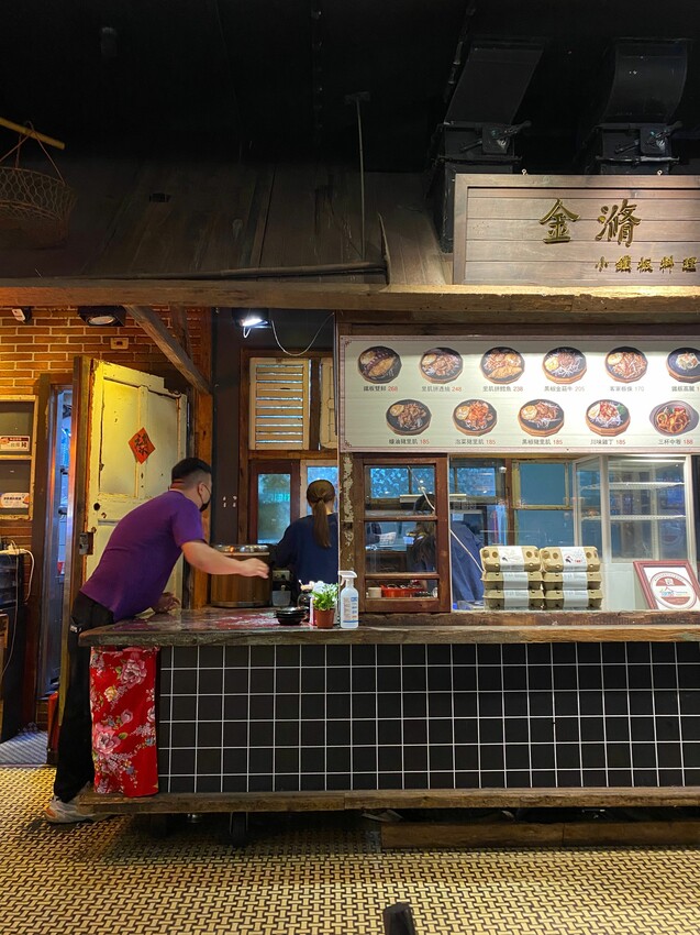 [台中西屯] 金滫小鐵板料理｜獨家自製炒辣椒｜跟手掌一樣大的新鮮透抽｜充滿奶油香氣的脆甜高麗菜｜大遠百美食街｜內附菜單