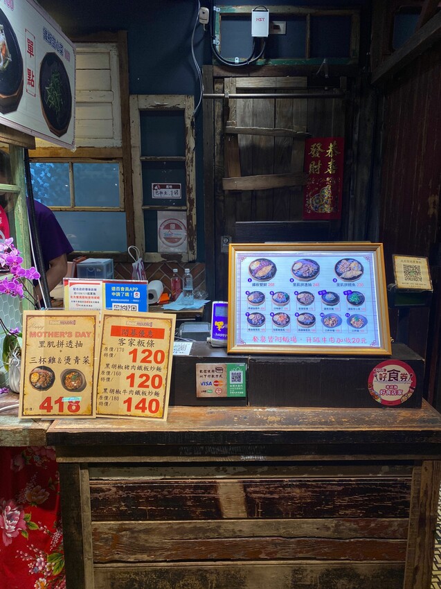 [台中西屯] 金滫小鐵板料理｜獨家自製炒辣椒｜跟手掌一樣大的新鮮透抽｜充滿奶油香氣的脆甜高麗菜｜大遠百美食街｜內附菜單