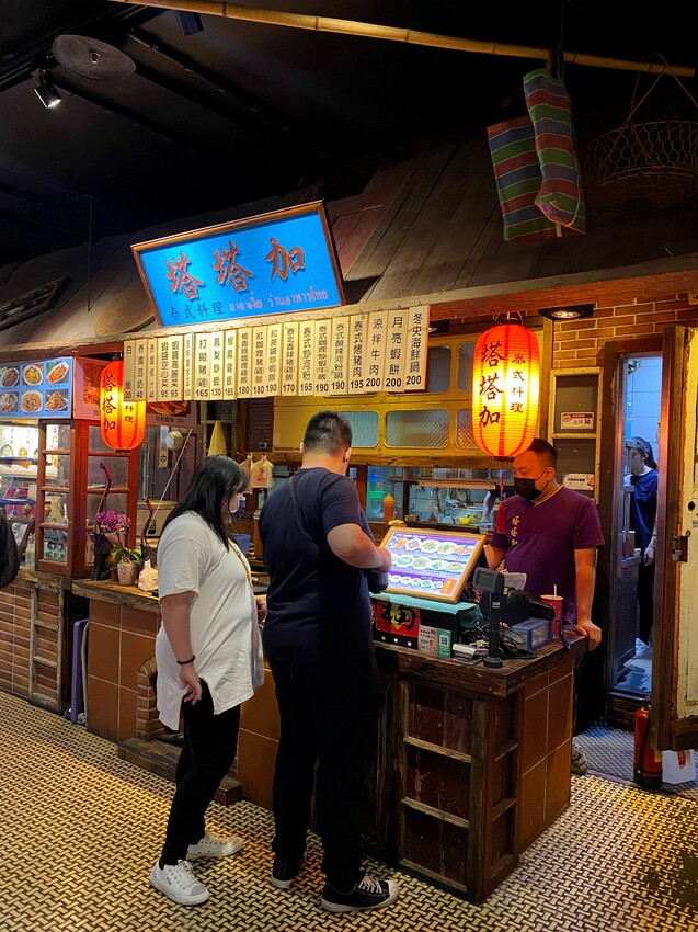 [台中西屯] 金滫小鐵板料理｜獨家自製炒辣椒｜跟手掌一樣大的新鮮透抽｜充滿奶油香氣的脆甜高麗菜｜大遠百美食街｜內附菜單