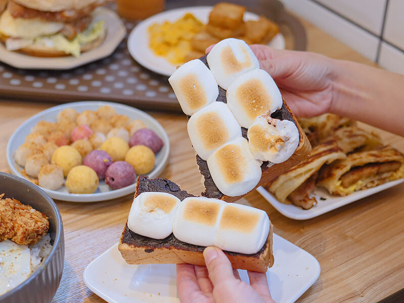 豬多好室深夜早午餐 清大店 | 凌晨一點吃大雞排蛋漢堡、滷肉飯、麻辣烏龍麵,還有QQ球、炸湯圓、黃金泡菜蘿蔔糕小點心