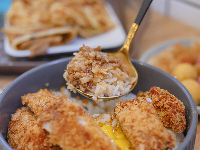 豬多好室深夜早午餐 清大店 | 凌晨一點吃大雞排蛋漢堡、滷肉飯、麻辣烏龍麵,還有QQ球、炸湯圓、黃金泡菜蘿蔔糕小點心