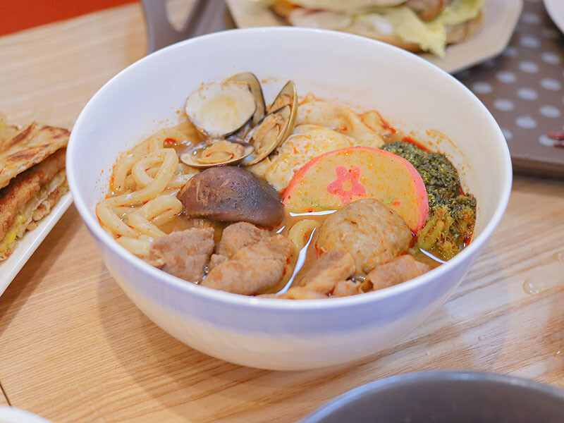 豬多好室深夜早午餐 清大店 | 凌晨一點吃大雞排蛋漢堡、滷肉飯、麻辣烏龍麵,還有QQ球、炸湯圓、黃金泡菜蘿蔔糕小點心