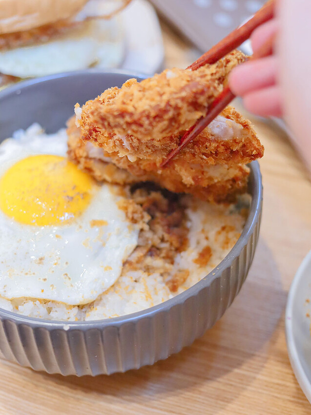 豬多好室深夜早午餐 清大店 | 凌晨一點吃大雞排蛋漢堡、滷肉飯、麻辣烏龍麵,還有QQ球、炸湯圓、黃金泡菜蘿蔔糕小點心