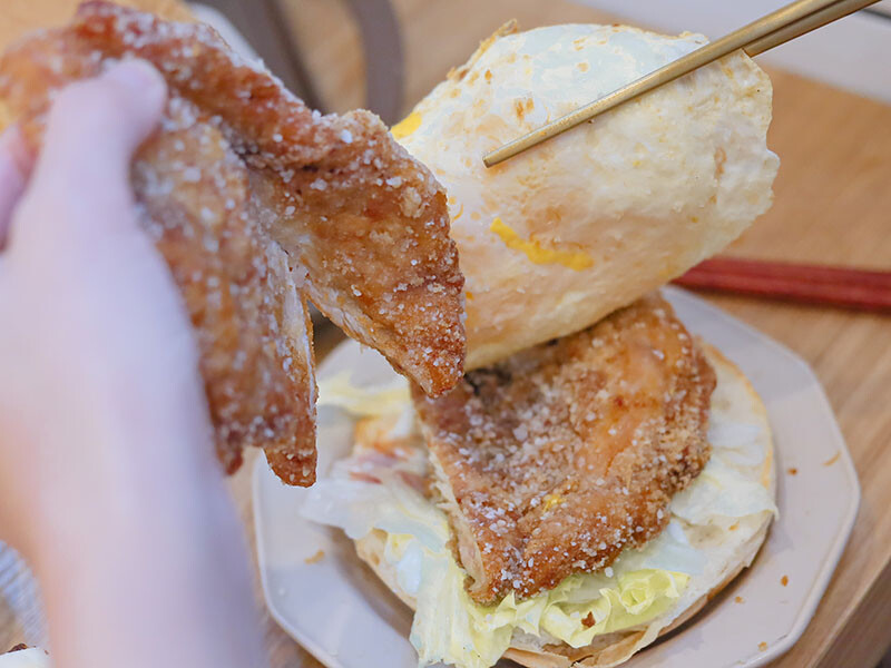 豬多好室深夜早午餐 清大店 | 凌晨一點吃大雞排蛋漢堡、滷肉飯、麻辣烏龍麵,還有QQ球、炸湯圓、黃金泡菜蘿蔔糕小點心