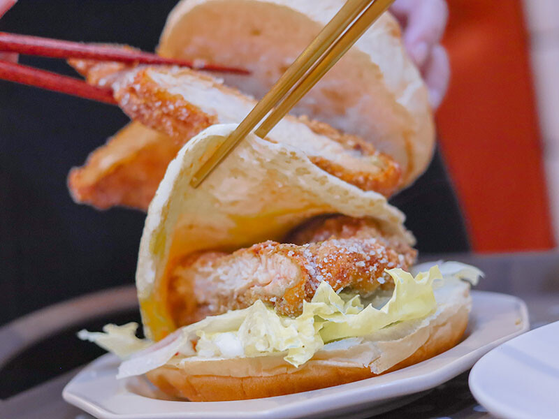 豬多好室深夜早午餐 清大店 | 凌晨一點吃大雞排蛋漢堡、滷肉飯、麻辣烏龍麵,還有QQ球、炸湯圓、黃金泡菜蘿蔔糕小點心