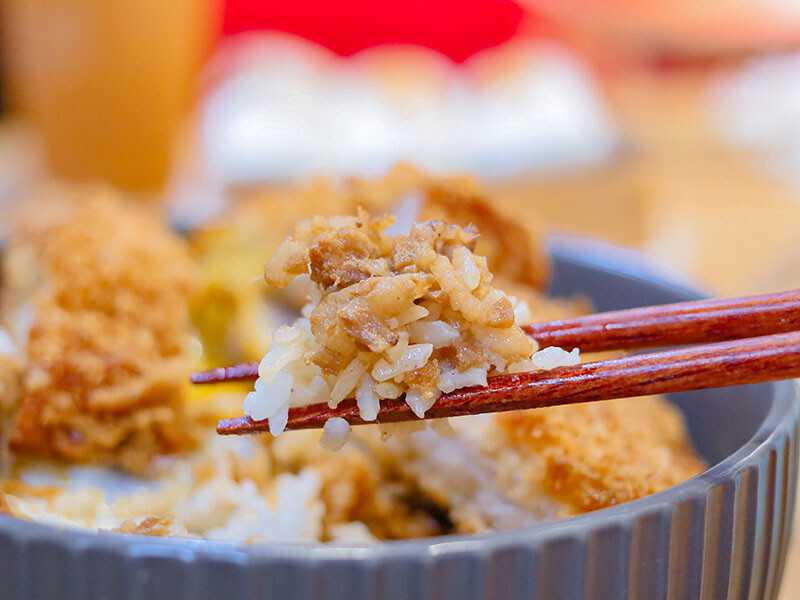 豬多好室深夜早午餐 清大店 | 凌晨一點吃大雞排蛋漢堡、滷肉飯、麻辣烏龍麵,還有QQ球、炸湯圓、黃金泡菜蘿蔔糕小點心