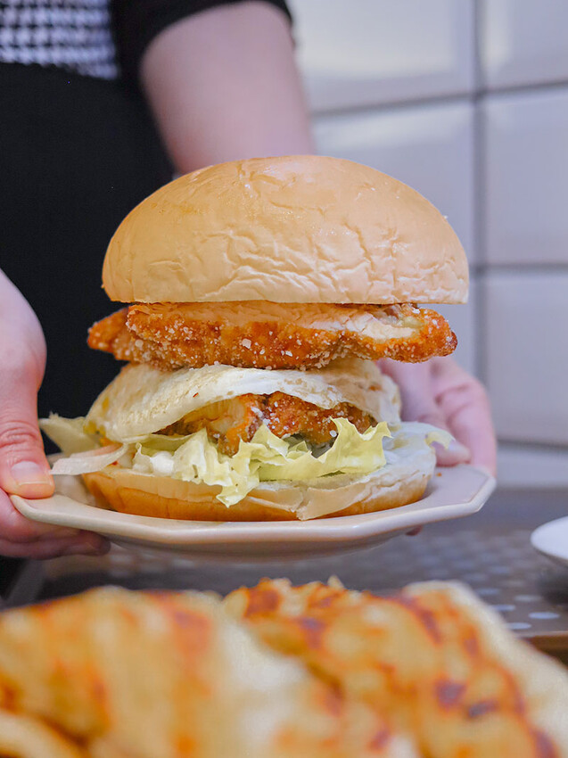 豬多好室深夜早午餐 清大店 | 凌晨一點吃大雞排蛋漢堡、滷肉飯、麻辣烏龍麵,還有QQ球、炸湯圓、黃金泡菜蘿蔔糕小點心