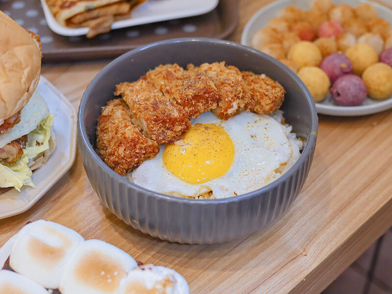 豬多好室深夜早午餐 清大店 | 凌晨一點吃大雞排蛋漢堡、滷肉飯、麻辣烏龍麵,還有QQ球、炸湯圓、黃金泡菜蘿蔔糕小點心