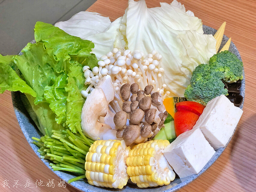 板橋重慶路擎天雙星大廈,板橋重慶公園,板橋重慶公園美食,板橋重慶公園宵夜, 重慶公園地下公有停車場,國慶平面停車場,板橋泰式蝦餅,府中泰式蝦餅