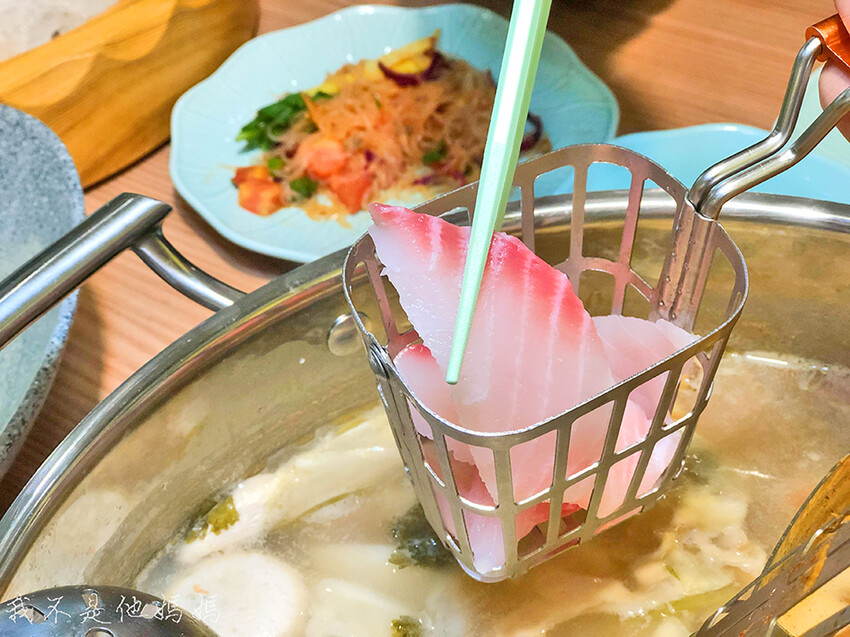 板橋重慶路擎天雙星大廈,板橋重慶公園,板橋重慶公園美食,板橋重慶公園宵夜, 重慶公園地下公有停車場,國慶平面停車場,板橋泰式蝦餅,府中泰式蝦餅