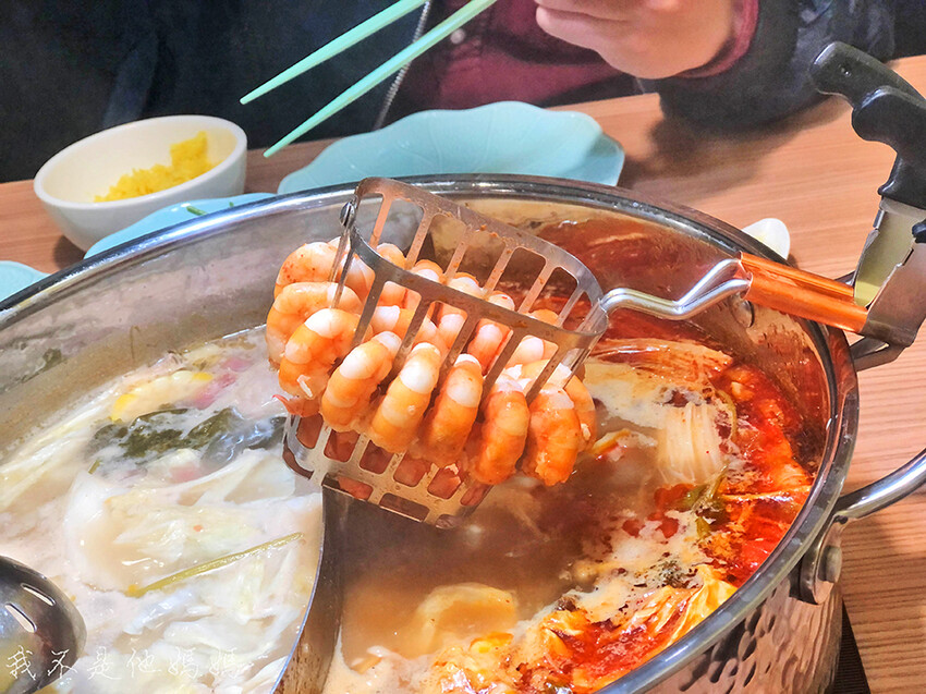 板橋重慶路擎天雙星大廈,板橋重慶公園,板橋重慶公園美食,板橋重慶公園宵夜, 重慶公園地下公有停車場,國慶平面停車場,板橋泰式蝦餅,府中泰式蝦餅