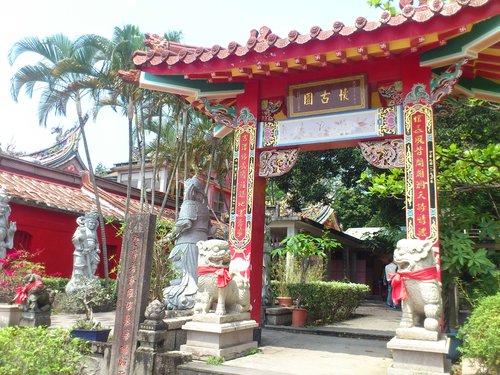 芝山岩:201304102117跟著捷運去踏青之芝山巖惠濟宮 芝山岩:201304102117跟著捷運去踏青之芝山巖惠濟宮