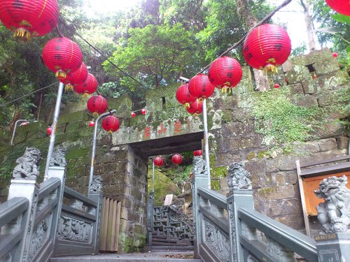 芝山岩:201304102117跟著捷運去踏青之芝山巖惠濟宮 芝山岩:201304102117跟著捷運去踏青之芝山巖惠濟宮