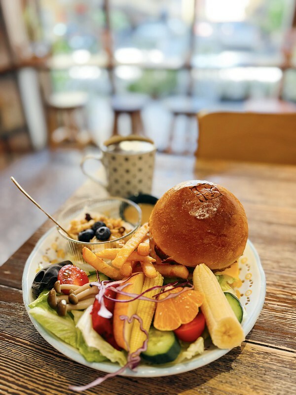 礁溪早午餐｜科科家，文青早午餐店，手做厚牛肉漢堡排，美味又有誠意。（宜蘭美食/礁溪美食）