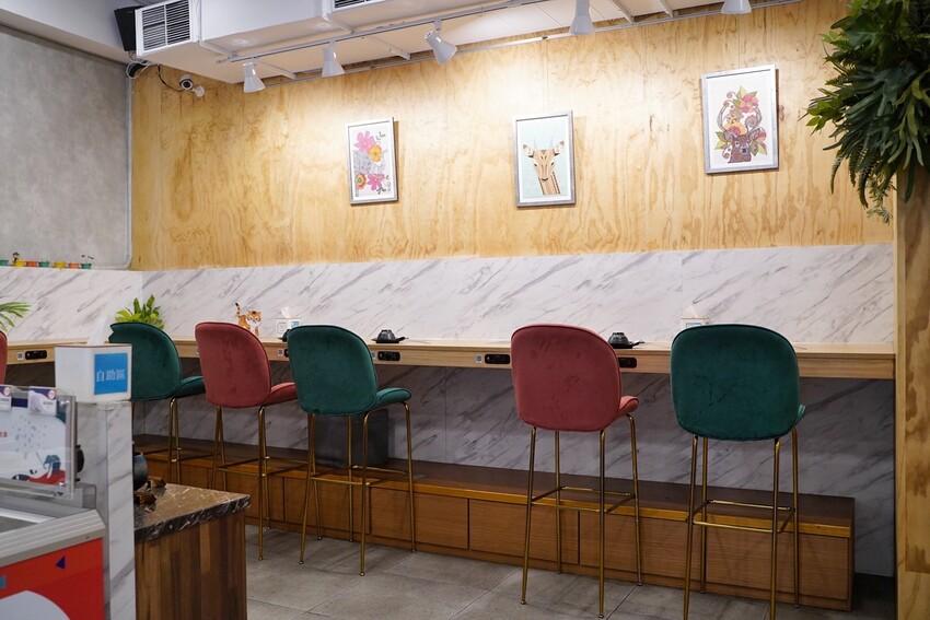 彷彿置身在叢林裡的餐廳！「House V 好室鍋物新竹動物園店」主打精緻個人鍋物、多款特色湯頭選擇，還有多種雙人海陸套餐可以選擇，絕對是你聚餐的好選擇！ - 阿華田的美食日記