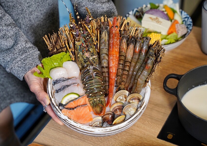 彷彿置身在叢林裡的餐廳！「House V 好室鍋物新竹動物園店」主打精緻個人鍋物、多款特色湯頭選擇，還有多種雙人海陸套餐可以選擇，絕對是你聚餐的好選擇！ - 阿華田的美食日記