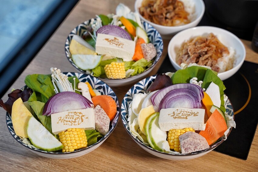 彷彿置身在叢林裡的餐廳！「House V 好室鍋物新竹動物園店」主打精緻個人鍋物、多款特色湯頭選擇，還有多種雙人海陸套餐可以選擇，絕對是你聚餐的好選擇！ - 阿華田的美食日記