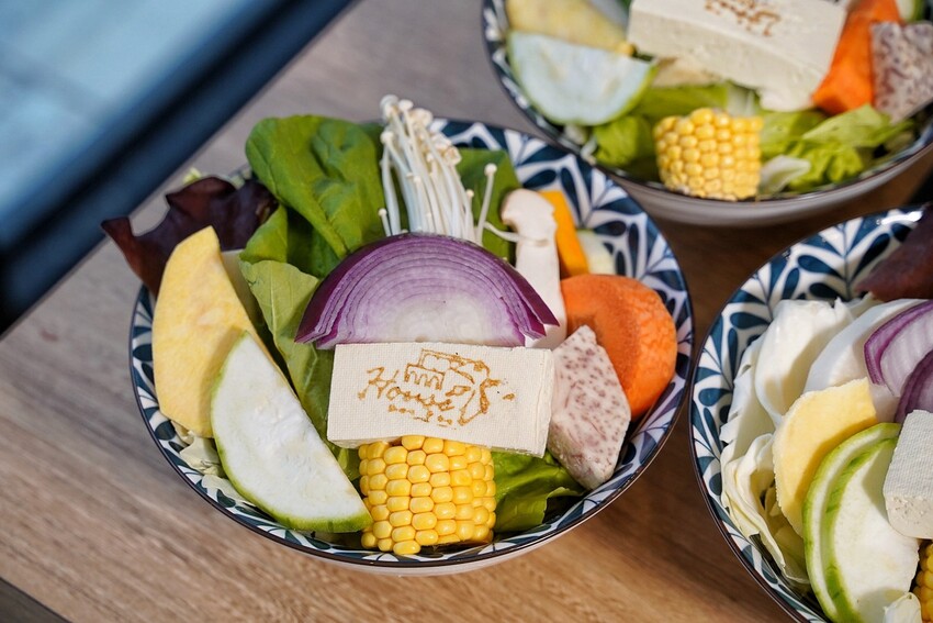 彷彿置身在叢林裡的餐廳！「House V 好室鍋物新竹動物園店」主打精緻個人鍋物、多款特色湯頭選擇，還有多種雙人海陸套餐可以選擇，絕對是你聚餐的好選擇！ - 阿華田的美食日記