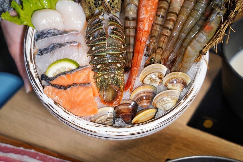 彷彿置身在叢林裡的餐廳！「House V 好室鍋物新竹動物園店」主打精緻個人鍋物、多款特色湯頭選擇，還有多種雙人海陸套餐可以選擇，絕對是你聚餐的好選擇！ - 阿華田的美食日記